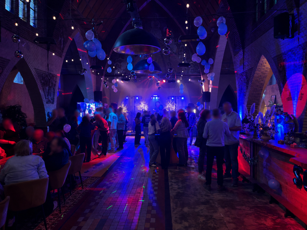 Feest met bezoekers en kleurrijke verlichting in de Kapel in het Park in Etten-Leur